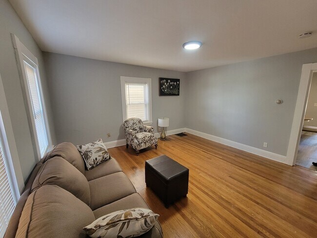 Building Photo - 994 River St