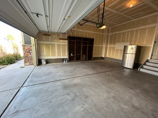 Building Photo - Beautiful 5-bedroom House in the Saddle Rock Area