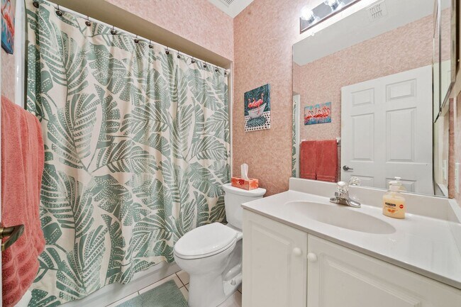 Building Photo - Fully Furnished 2BD/2BA Golf Course Condo – Seasonal Rental in Golfview, Fort Myers