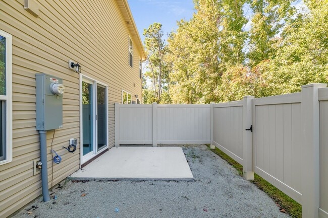 Building Photo - 2 Bed 2.5 Bath Townhome