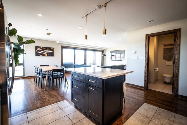 Building Photo - 4 bed / 4.5 bath flat in South Plaza overlooking UMKC and Brookside Blvd