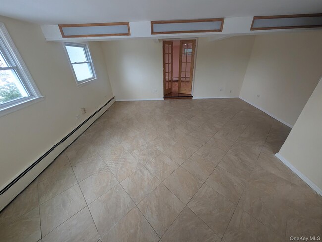 Building Photo - 9 Hollowbrook Pl