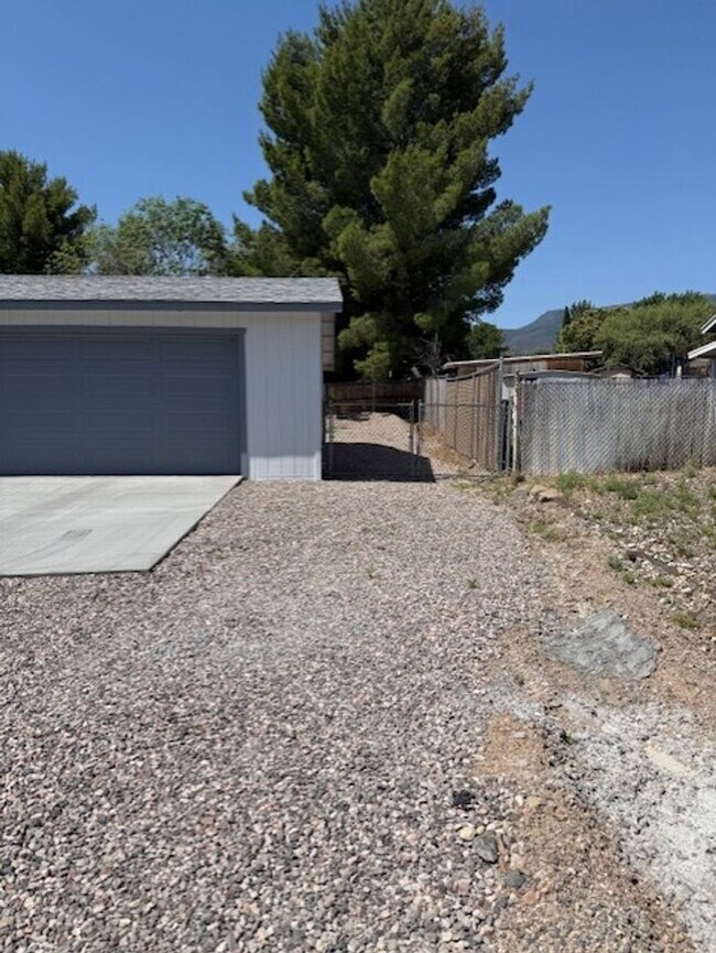 Building Photo - Spacious and newly remodeled 4 Bedroom wit...