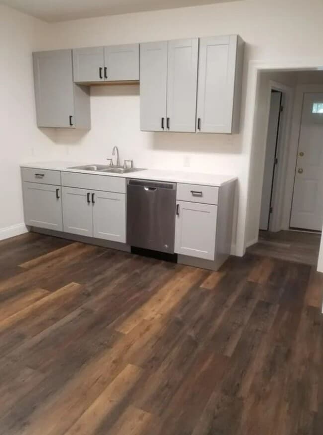 Building Photo - Available Now - Charming 3 Bedroom, 1.5 Ba...