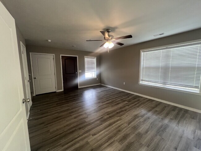 Building Photo - Cute town house with lawncare included!