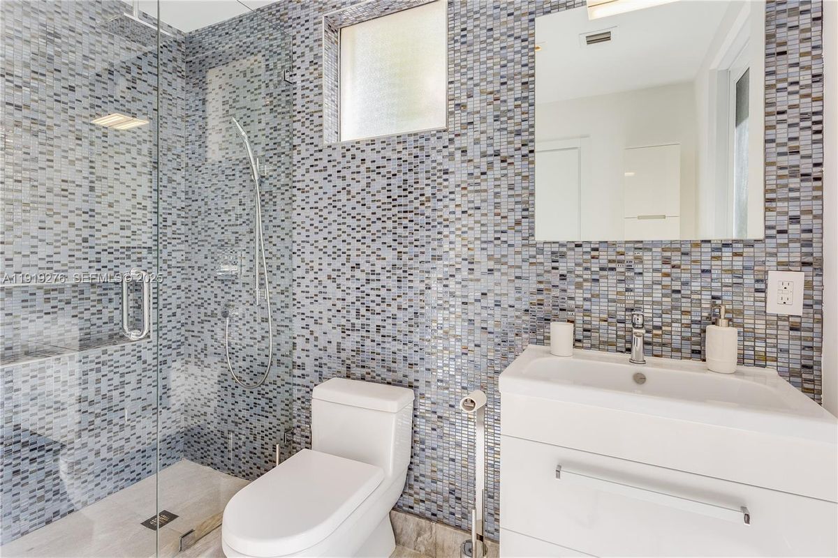 Building Photo - 1701 Espanola Dr