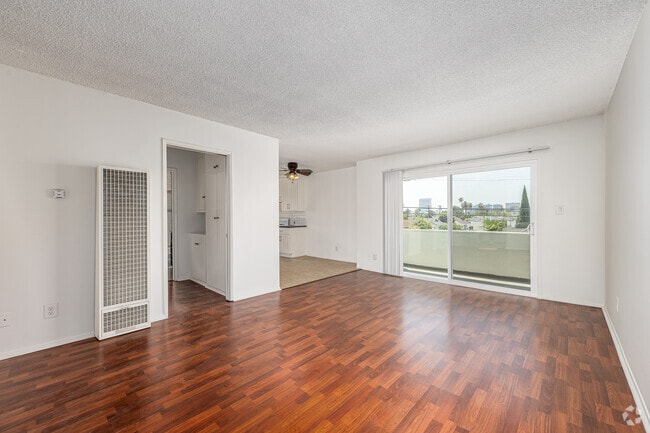 1BR, 1BA - 800SF - Living Room - 4565 Oakwood Ave
