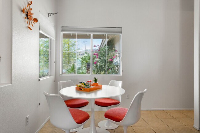 Building Photo - Hilltop Hideaway