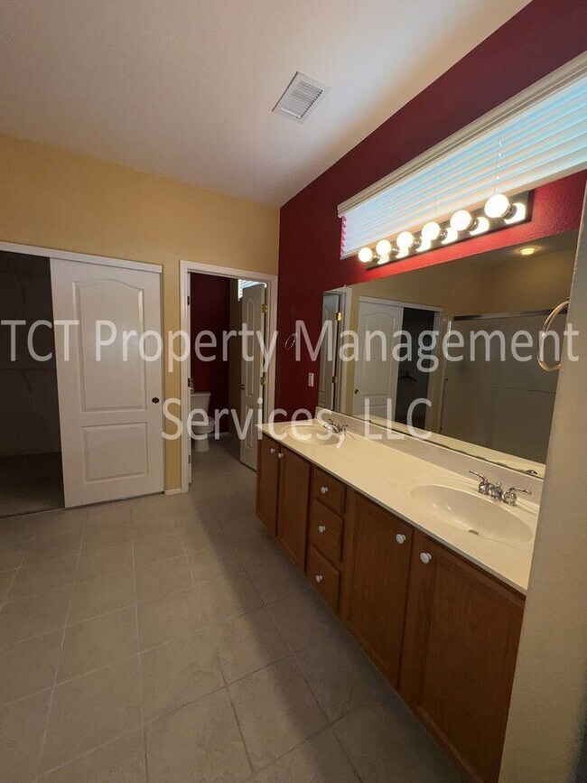 Building Photo - 3 Bedroom Home in 55+ Community in Surprise