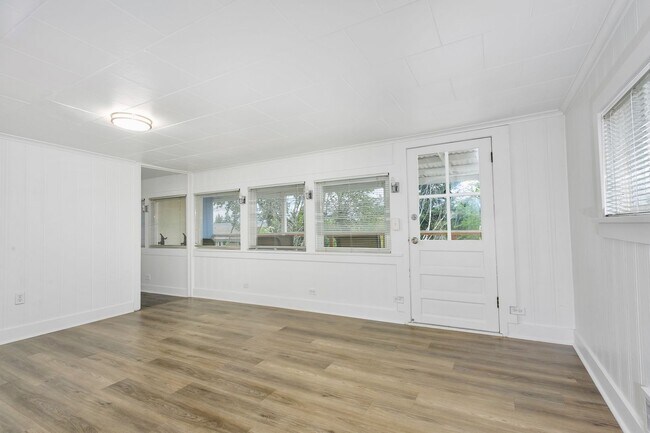 Building Photo - 2BR Upstairs Unit with Mountain Views & Private Yard – Tacoma Living at Its Best
