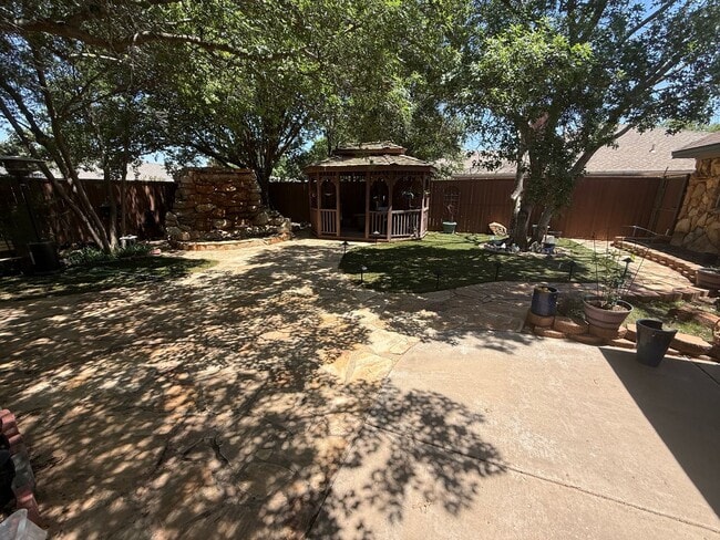 Building Photo - Available July 1st! 3/2/2 in Preston Smith