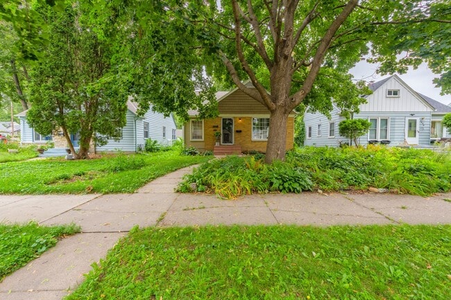 Building Photo - Lovely 3 Bedroom Home in Minneapolis