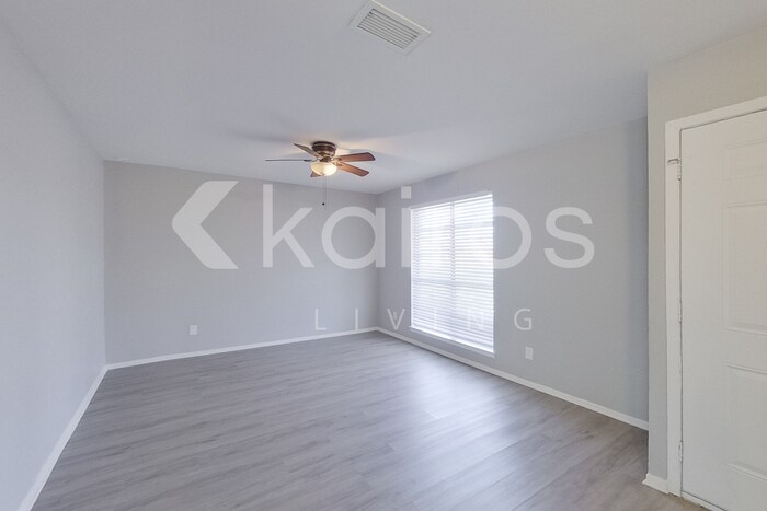 Building Photo - 350 E Davis Cir