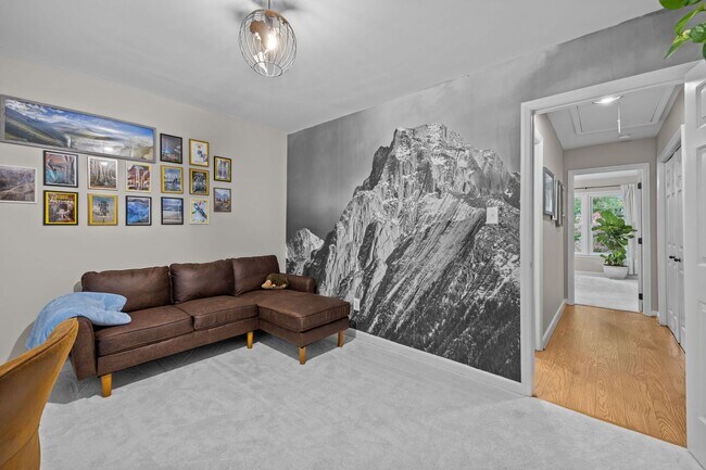 Building Photo - Adorable End-Unit Townhome in Desirable No...