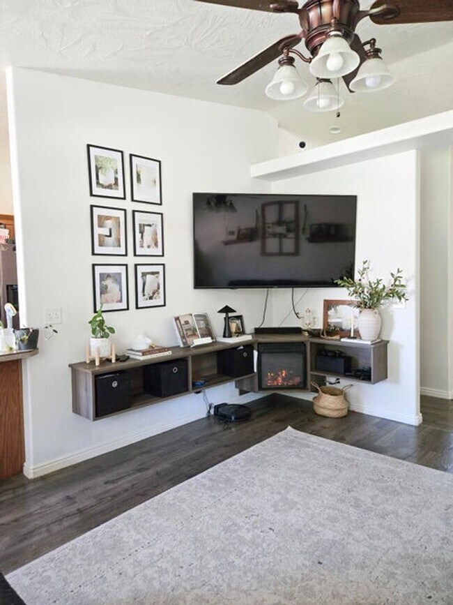 Building Photo - Charming 3 Bed, 2 Bath Home in Quiet Cul-d...