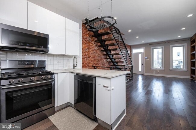 Building Photo - 1443 N Hollywood St