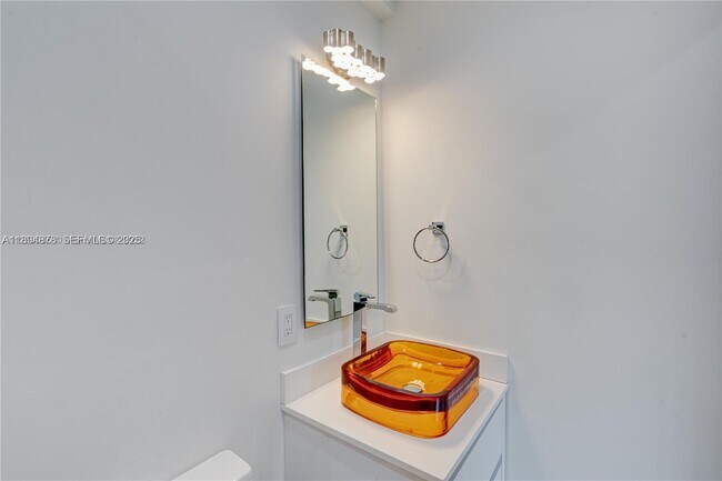 Building Photo - 2305 Magnolia Dr