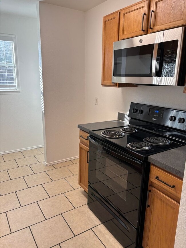 Building Photo - 3/2/2 Near Sherman High School!