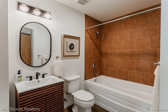 Building Photo - 333 E Parent Ave