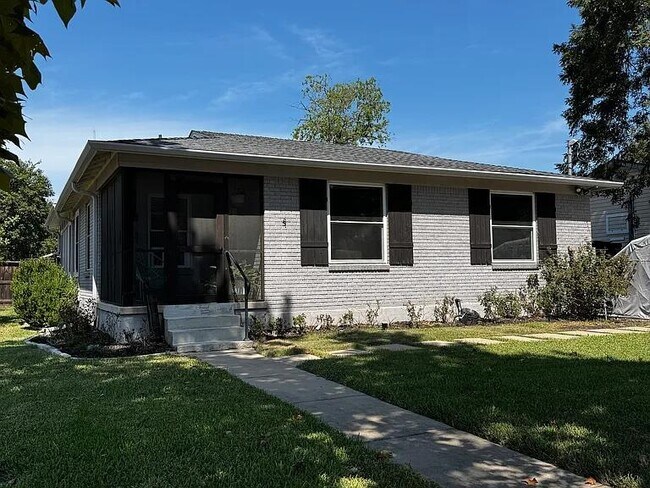 Building Photo - 1110 Justin Ln