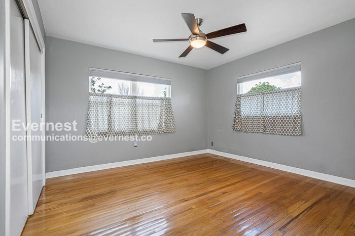 Building Photo - 5600 Tangerine Ave S