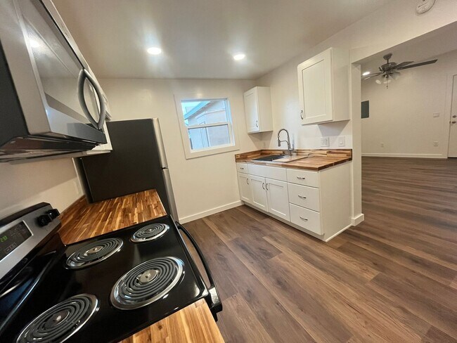 Building Photo - 777 E San Joaquin Ave