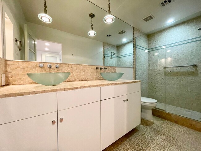Building Photo - AVAILABLE NOW!! BEAUTIFUL  2 Bed / 2 Bath - Across from The River Shopping Center in RANCHO MIRAGE!