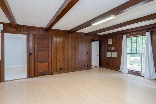 Building Photo - Single Family Home on almost an acre with ...
