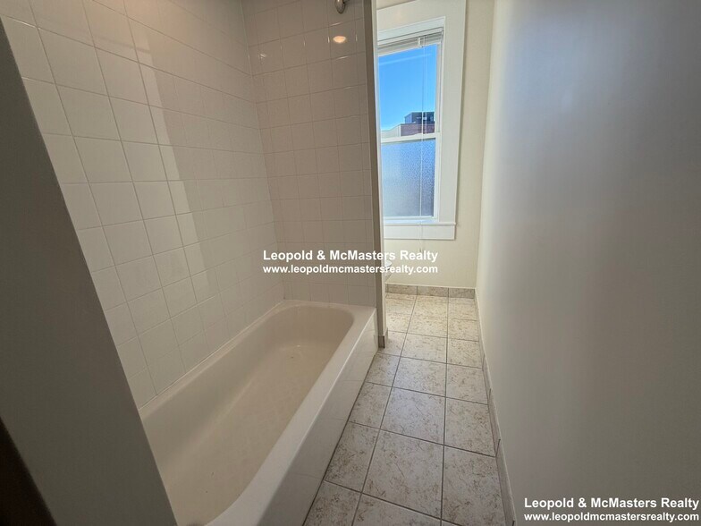 Building Photo - 15 Short St