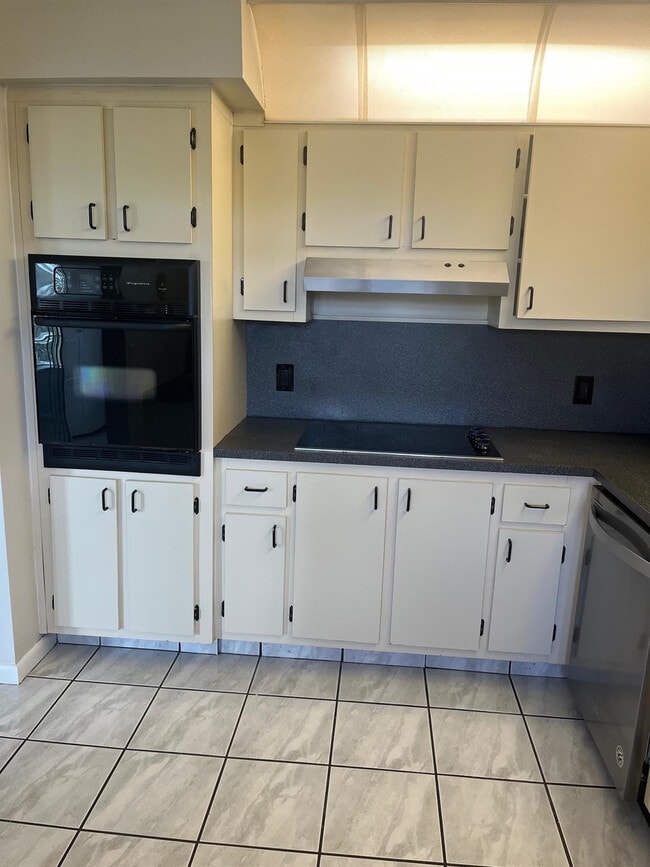 Building Photo - 16441 Blatt Blvd