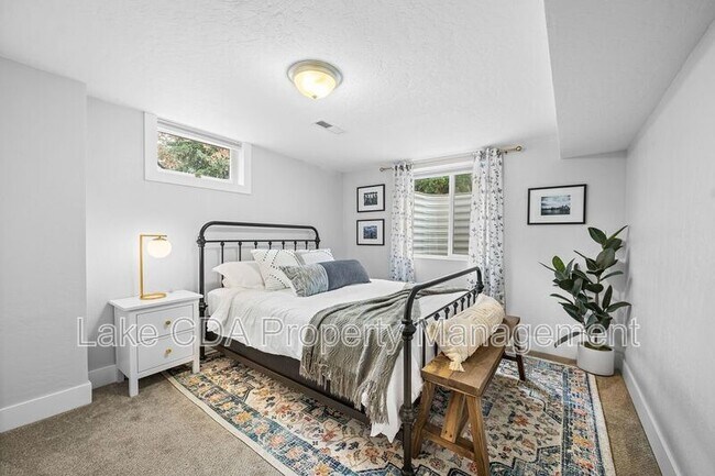 Building Photo - 3870 N Honeysuckle Dr