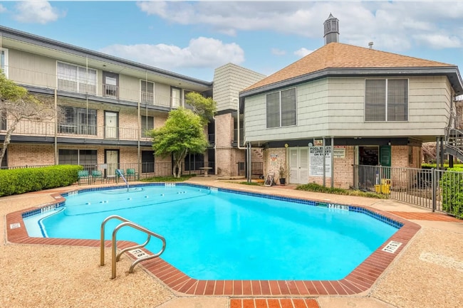 Building Photo - 2425 Ashdale Dr