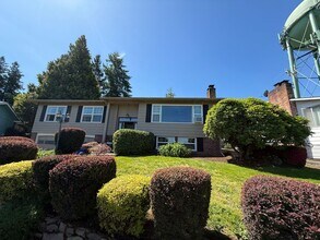 Building Photo - Entertainer’s Dream in NE Portland – Fully...