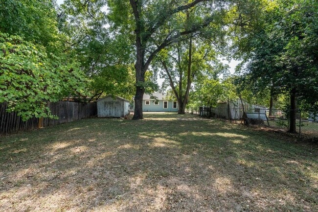 Building Photo - 746 Springdale Rd