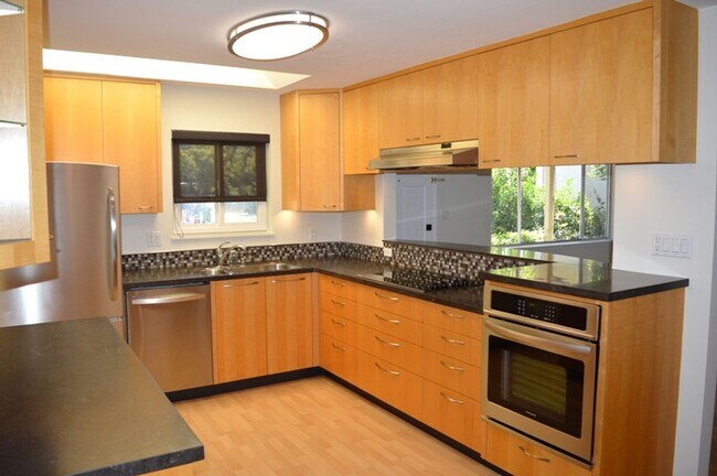 Building Photo - Beautiful Single Story Home With Great Roo...