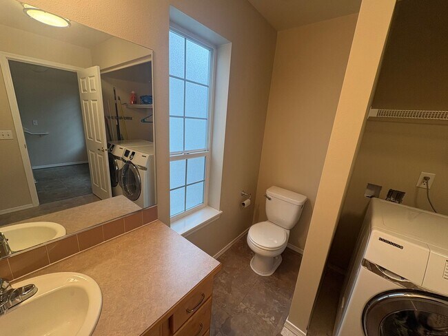 Building Photo - Bright, Spacious Townhome with Stylish Upgrades in Pinehurst/Roosevelt