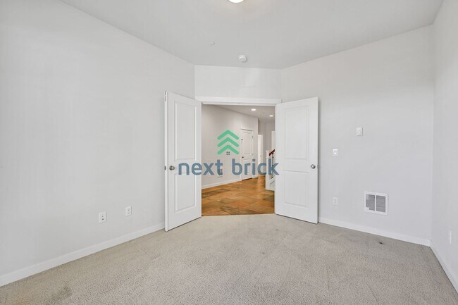 Building Photo - A spacious 4-bedroom+ 2 dens +Bonus Room a...
