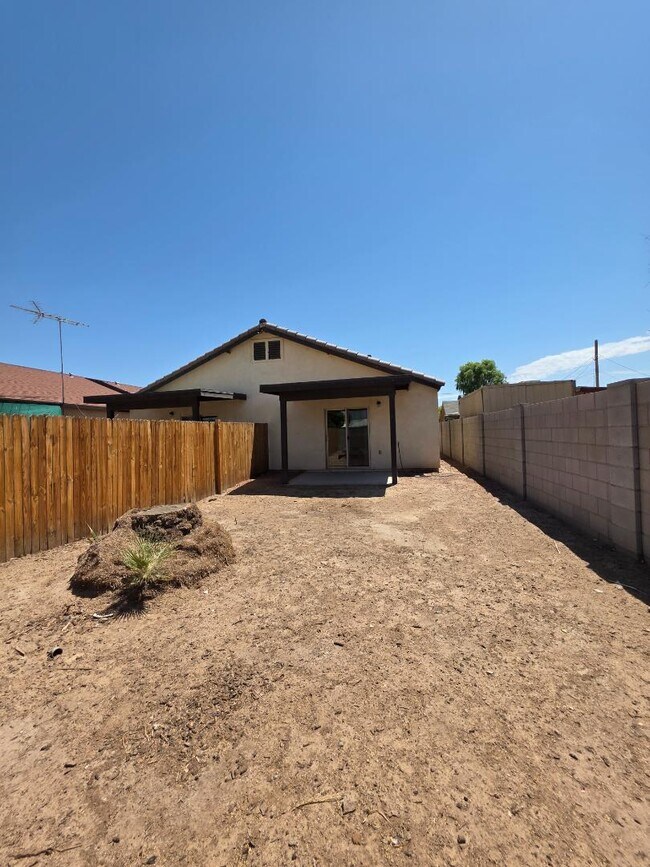 Building Photo - 546 S 15th Ave