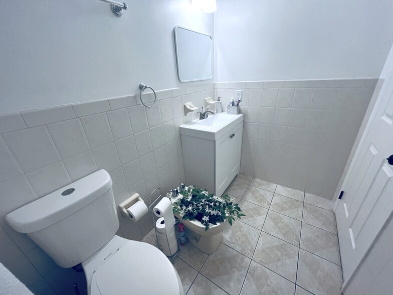 GUESTS BATHROOM - 42 Van Buren St