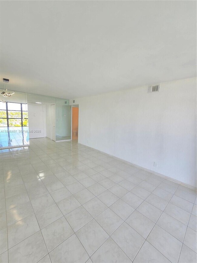 Building Photo - 1000 Parkview Dr