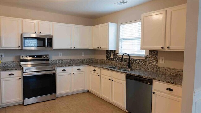 Building Photo - 11037 Southwood Dr