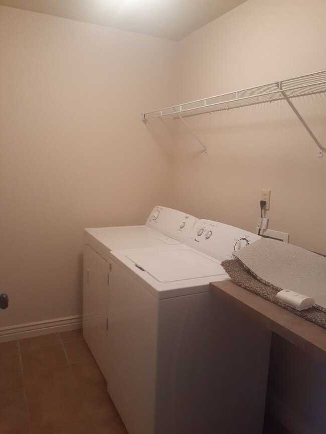 Building Photo - 3 Bed, 2.5 Bath, Rock Creek Townhome