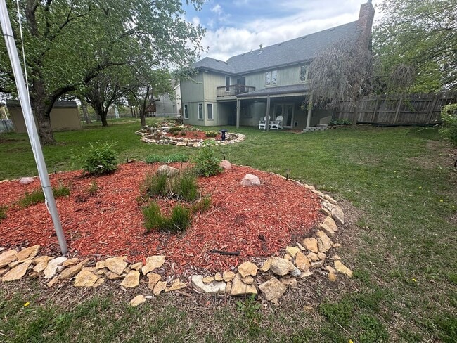 Building Photo - 4 bedroom, 2 1/2 bath