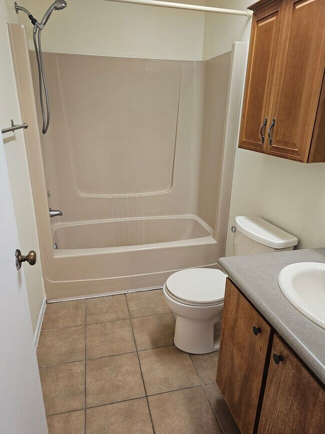 Building Photo - Townhome