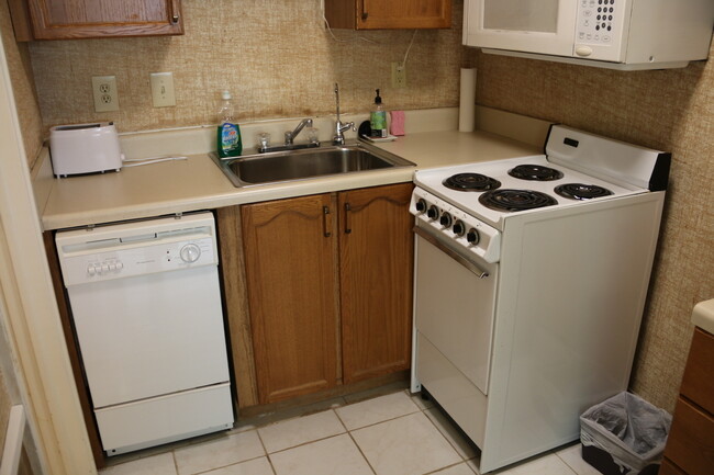 Building Photo - Efficiency Apartment Close to AU Campus