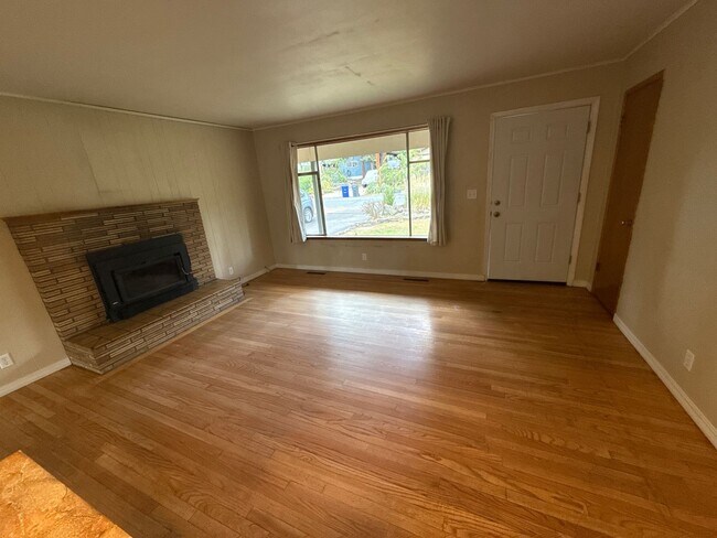 Building Photo - AVAILABLE SHORT TERM! Midtown 3 Bedroom Ho...