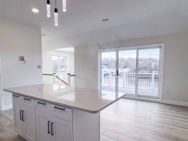 Building Photo - 194 Commercial St