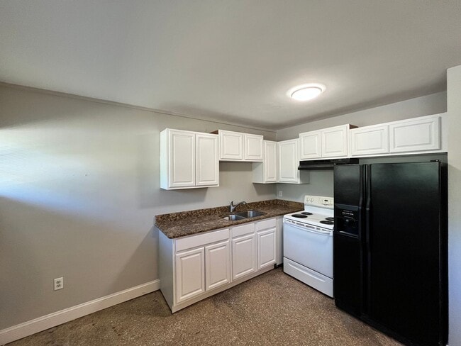 Building Photo - Simple & small 2BR Duplex