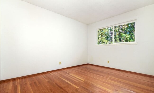 Building Photo - 3 Bedroom 1 Bathroom House Tucked in the T...