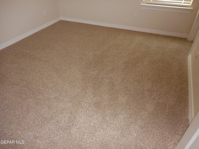 Building Photo - 561 Oakmont